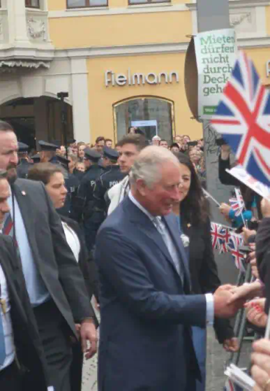 Prinz Charles in Leipzig 2019 schüttelt Hände