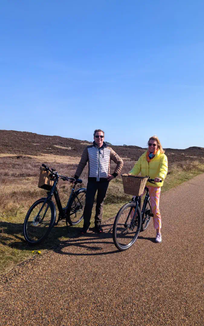 Kirsten und Marcus Hünnebeck mit E-Bikes auf Sylt