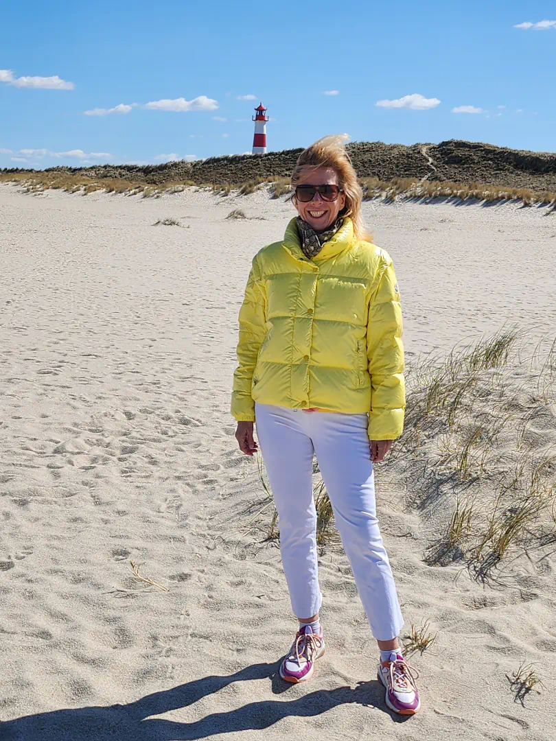 Kirsten am Ellenbogen auf Sylt vorm Leuchtturm List-Ost